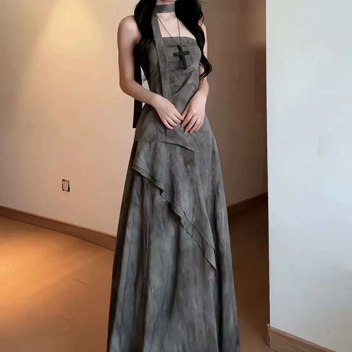 叠穿灰色挂颈抹胸套装两件套半身洋装子穿搭夏季新款法式长裙女