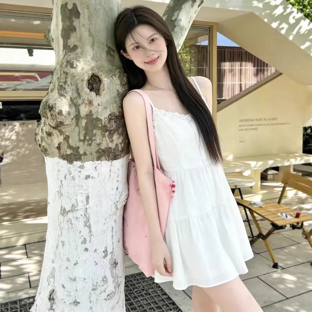 温柔风吊带连衣裙女夏季韩系绝美初恋小白裙修腰拼接a字沙滩短裙
