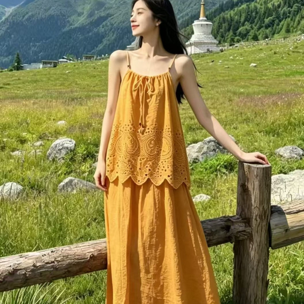 民族风吊带连衣裙女夏季新款云南旅游度假长裙宽松显瘦刺绣长裙