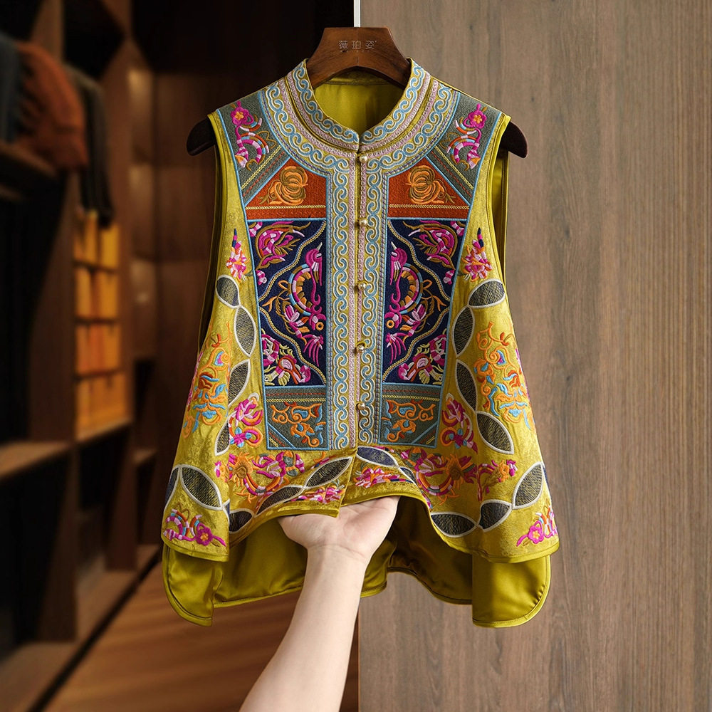 黄色重工国潮风刺绣新中式马甲女坎肩新款独特别致超好看外穿上衣