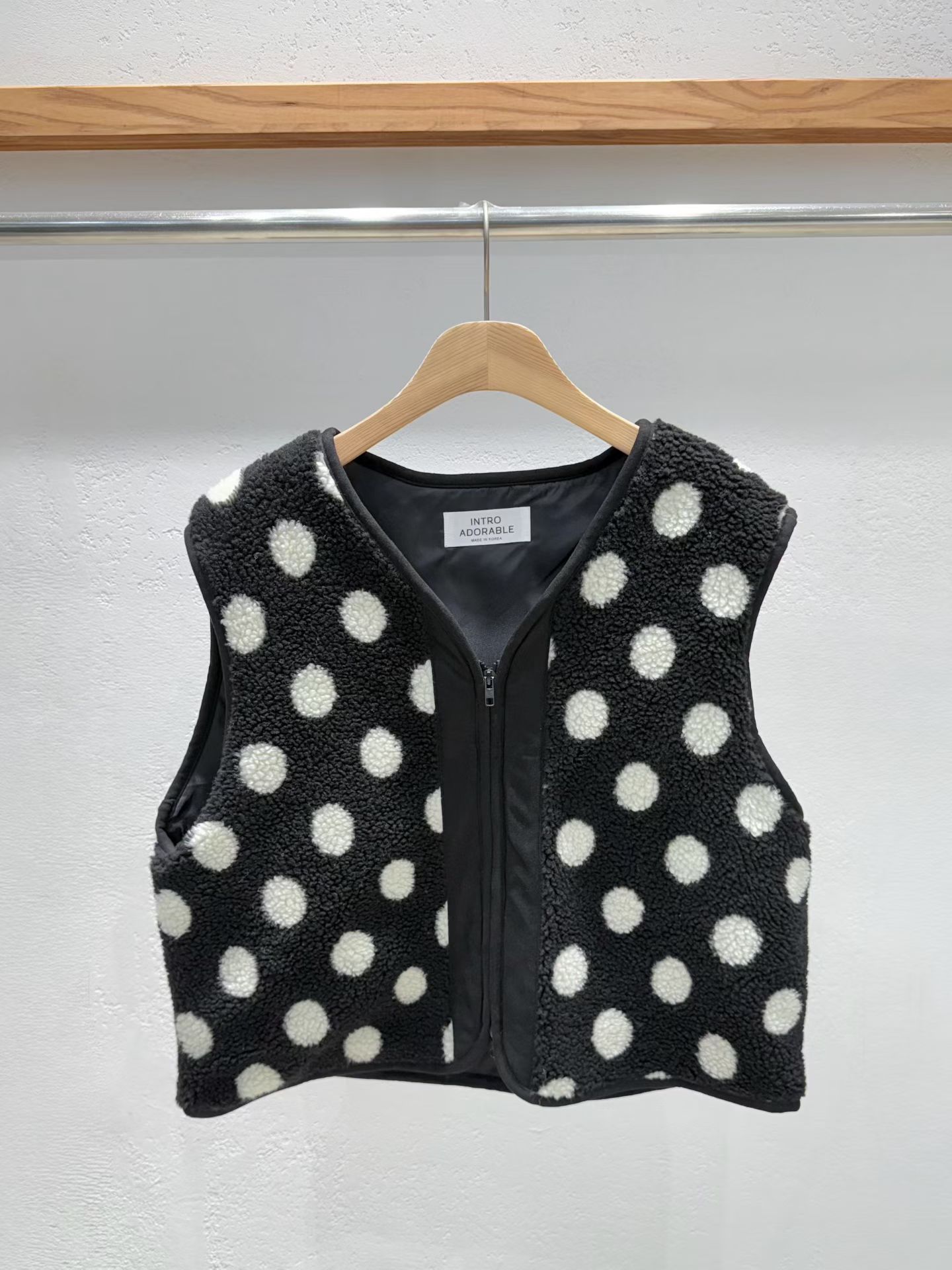 韩国东大门2025冬季新款INTRO时尚百搭波点羊羔毛马甲