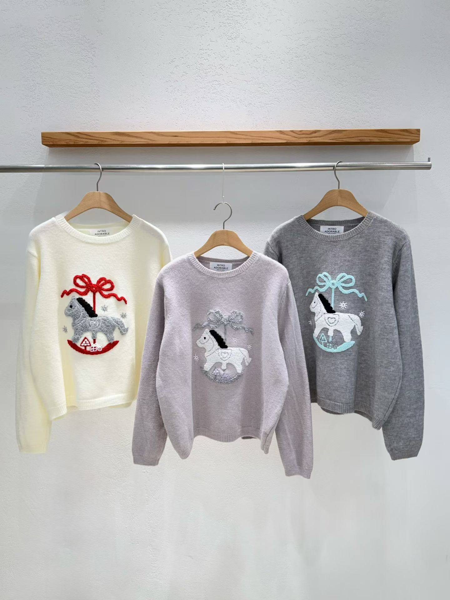 韩国东大门2026春季新款INTRO小马百搭卡通刺绣圆领套头针织衫