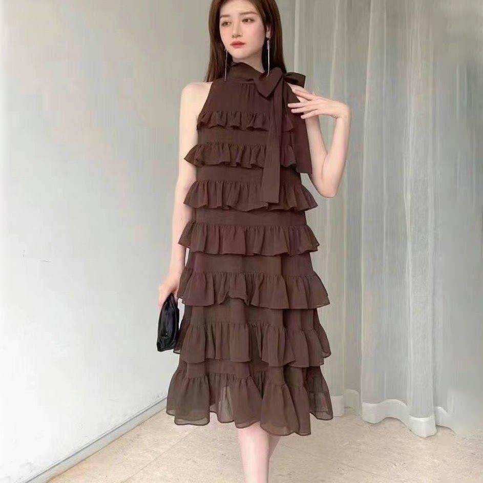 阿玛施女装正品2026夏季新款时尚挂脖亮丝无袖荷叶边蛋糕裙连衣裙