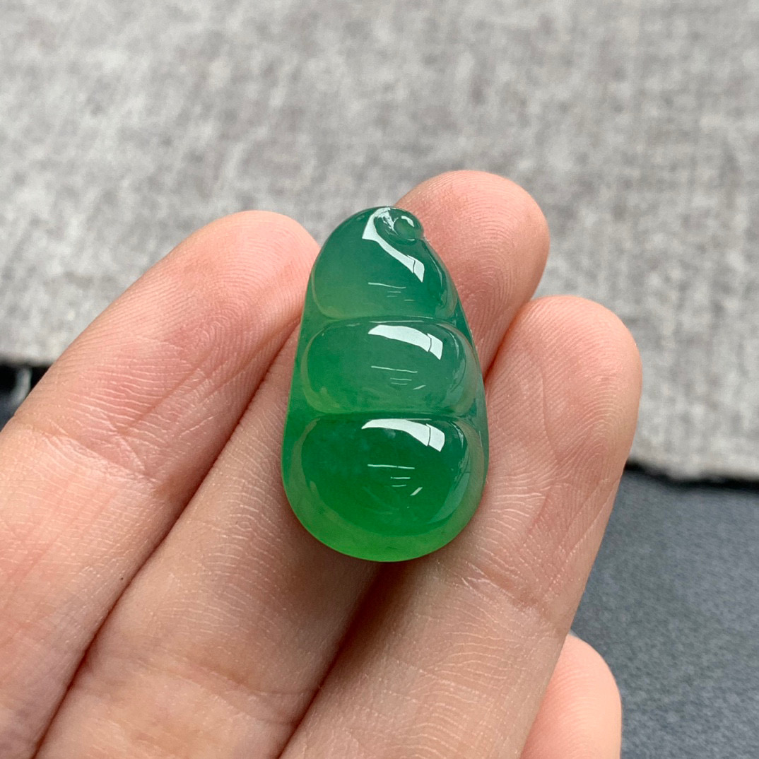 天然A货缅甸翡翠 福豆 尺寸 : 23.3-13.9-6.7