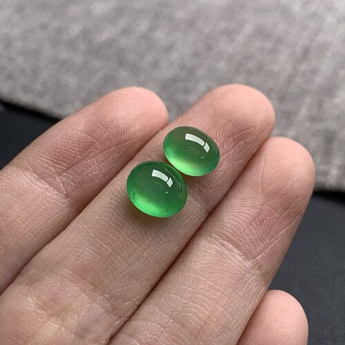 天然A货缅甸翡翠 阳绿蛋面一对 尺寸 :8.2-7.2-4.4 / 8.1-6.4-3.6