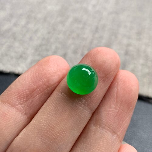 天然A货缅甸翡翠 蛋面 尺寸 : 9.4-6.4