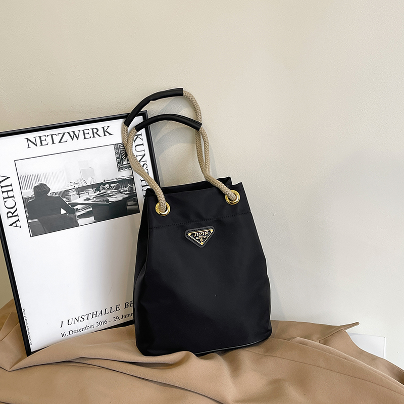 单肩粗绳抽绳水桶包尼龙斜跨女包