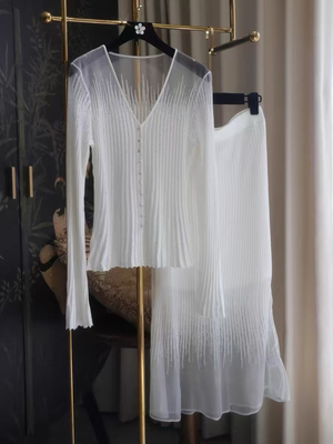 2025新款百搭V领长袖烫钻针织衫背心女休闲显瘦上衣裙套装