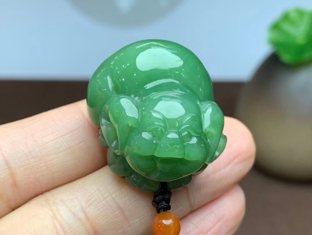 孤品纯天然和田玉碧玉纳福猪挂件精工雕刻生肖猪吊坠雕工精细流畅