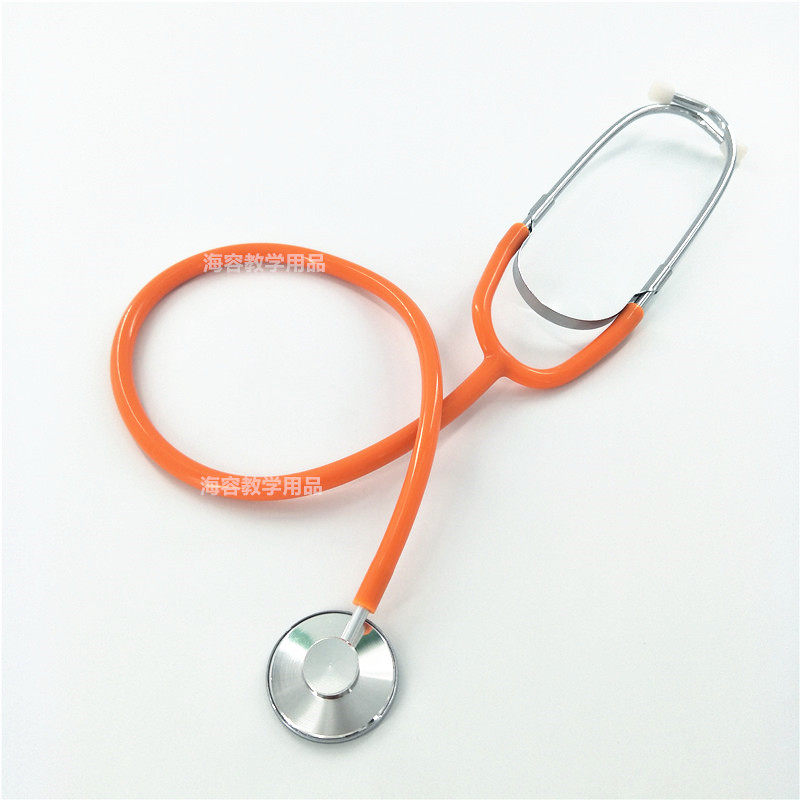 幼児のシミュレーションの聴診器の看護師の女の子のおもちゃはままごとをします