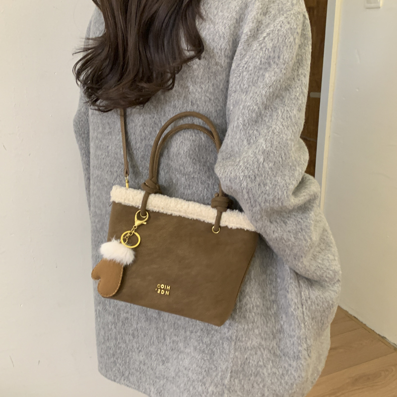 THE COLE新品秋冬毛绒水桶包女秋冬百搭手提斜挎包氛围感高级感