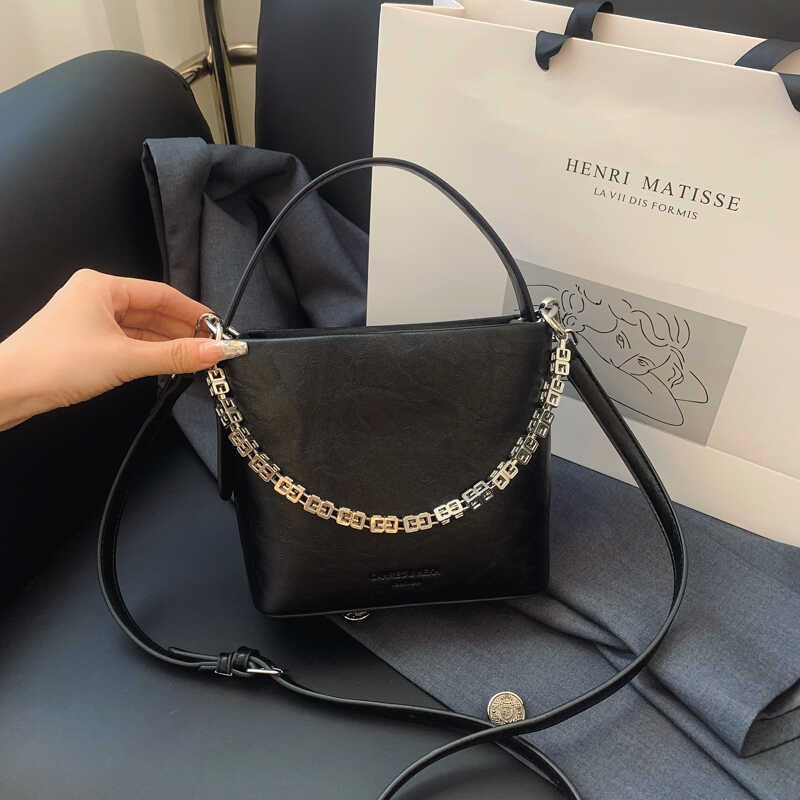 女包水桶包2024新款油蜡皮软皮