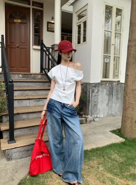 本谜家2026春夏新品斜肩露肩短袖tT恤女设计感修身辣妹不规则上衣