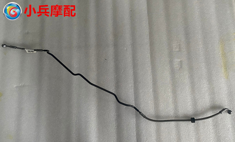 宝马G310R摩托车前刹车上泵油管