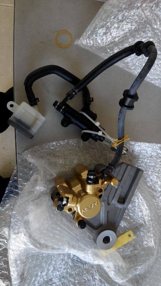 适用新大洲本田SDH150-F战神CBF150-SF后刹车下泵制动碟刹泵卡钳