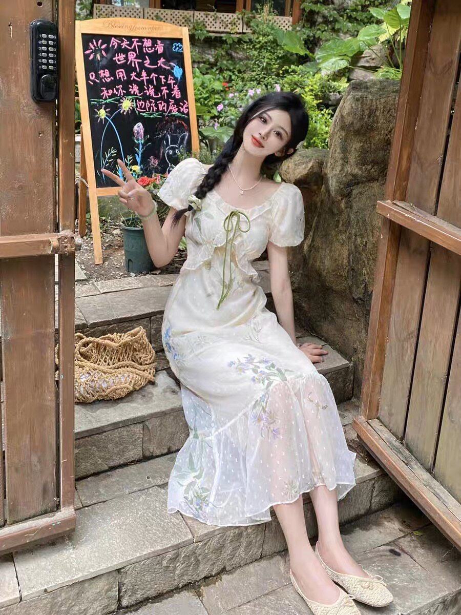 法式复古碎花连衣裙女夏季新款收腰显瘦气质名媛泡泡袖长裙子
