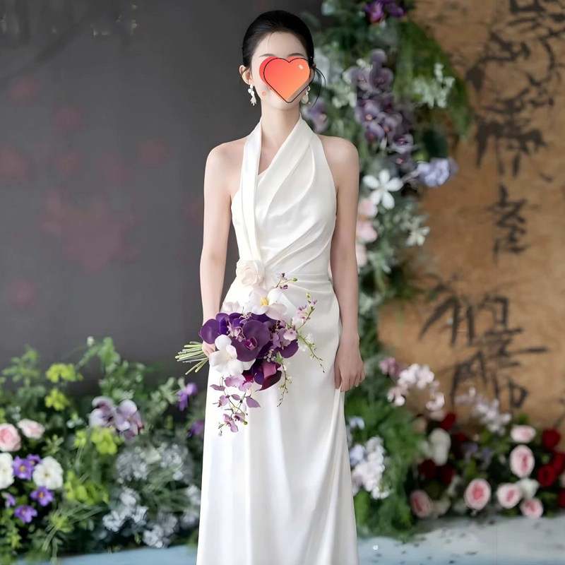 简约挂脖无袖缎面收腰A字礼服裙