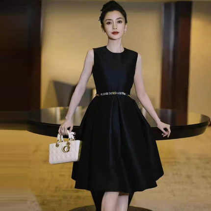 法式高级感无袖收腰连衣裙女气质名媛显瘦蓬蓬裙赫本风小黑裙礼服