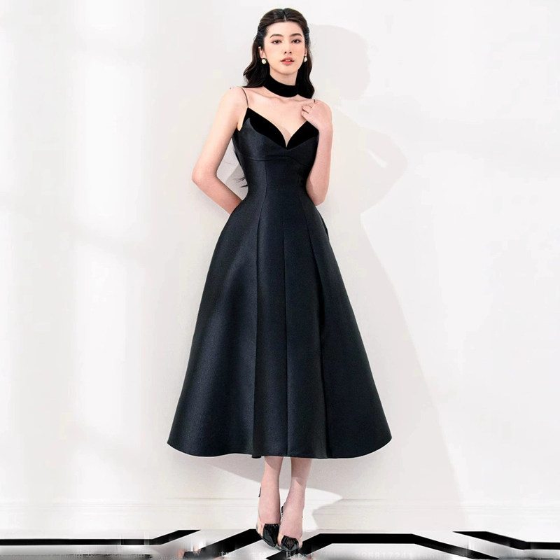法式名媛气质赫本风黑色连衣裙性感露背收腰显瘦V领吊带礼服长裙