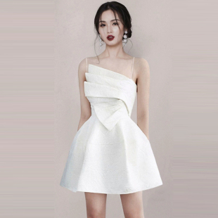 法式气质吊带晚宴聚会小礼服裙斜肩短款性感收腰显瘦白色连衣裙女