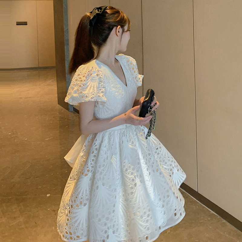 沙滩裙A字连衣裙后背蝴蝶结蕾丝镂空泡泡袖收腰小个子仙女裙蓬蓬