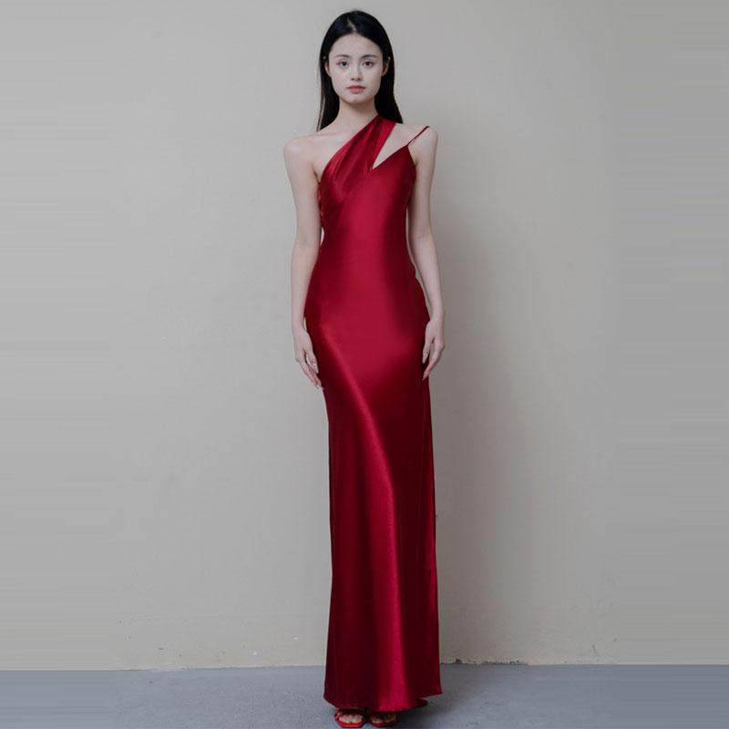 酒红色高级感露背长裙晚宴聚会结婚礼服斜肩系带修身显瘦连衣裙女
