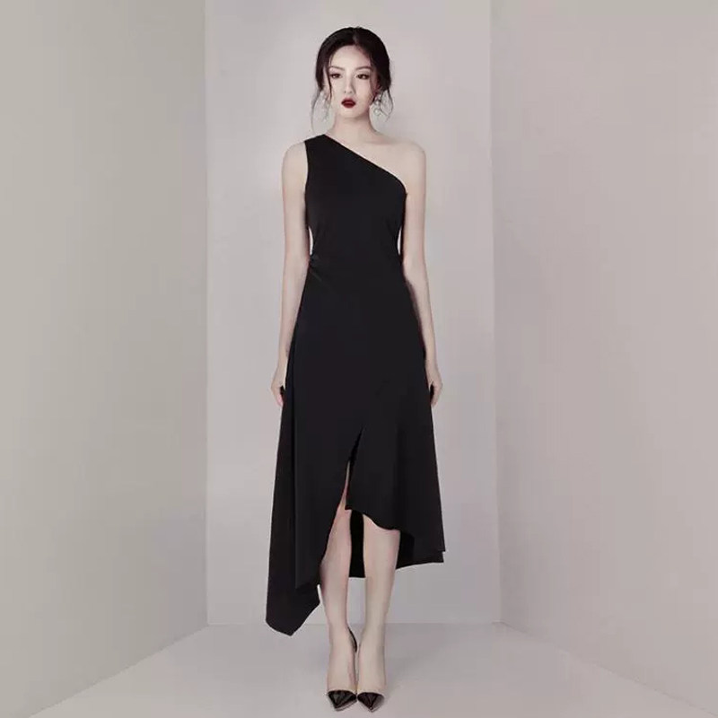 赫本风黑色斜肩长裙女轻奢主持人宴年会晚礼服收腰显瘦开叉连衣裙