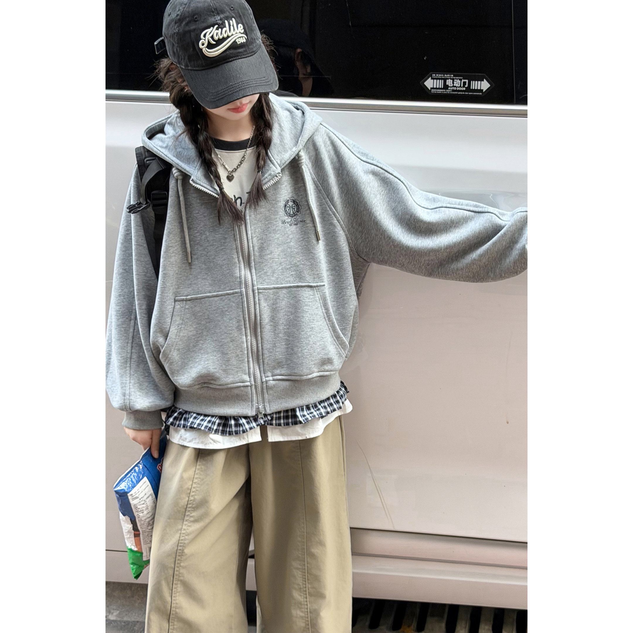 女童外套春秋款2026新款中大童洋气休闲上衣儿童装秋季连帽拉链衫