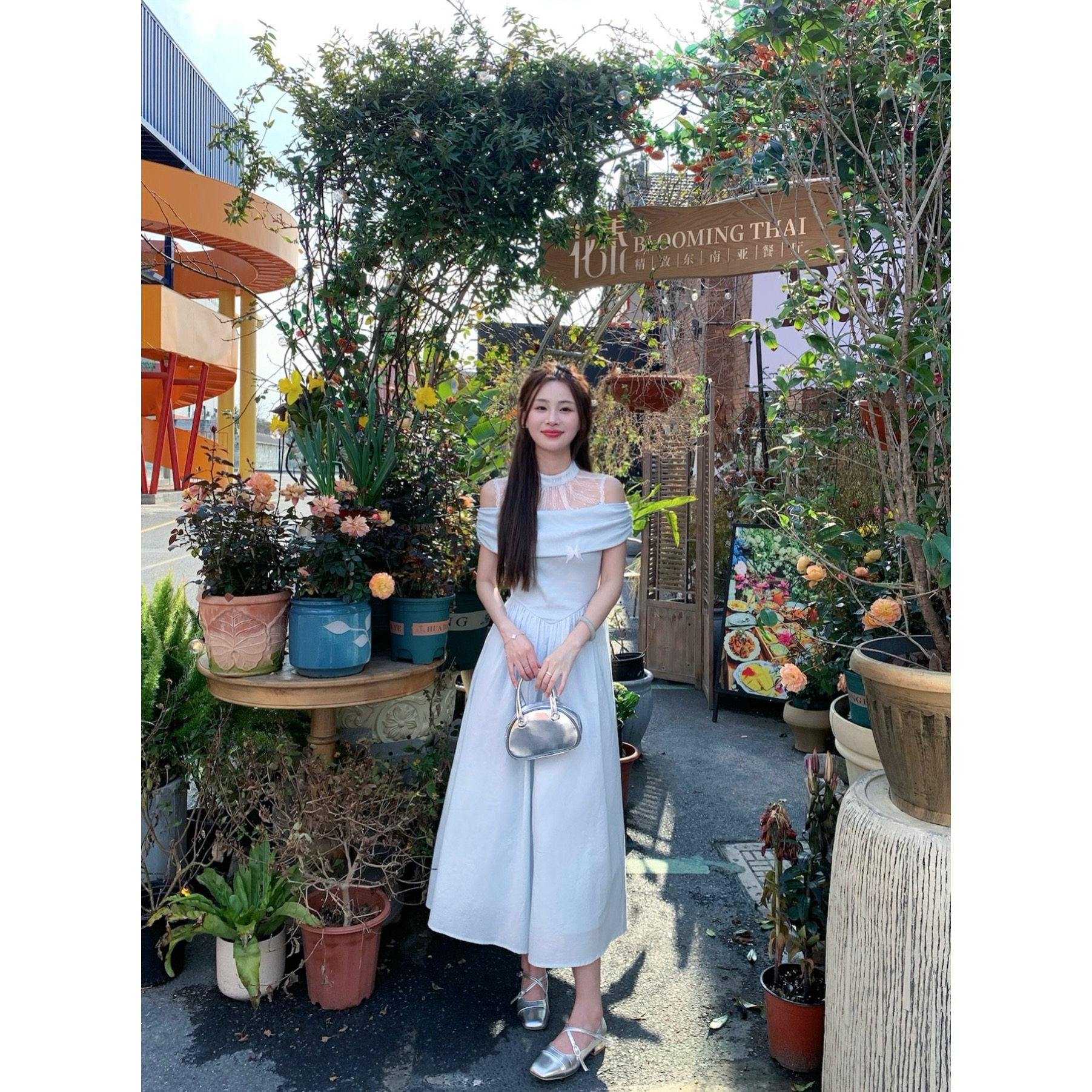 吾小画浅 2025早春气质性感欧若风纯欲蓝色蕾丝修身挂脖连衣裙