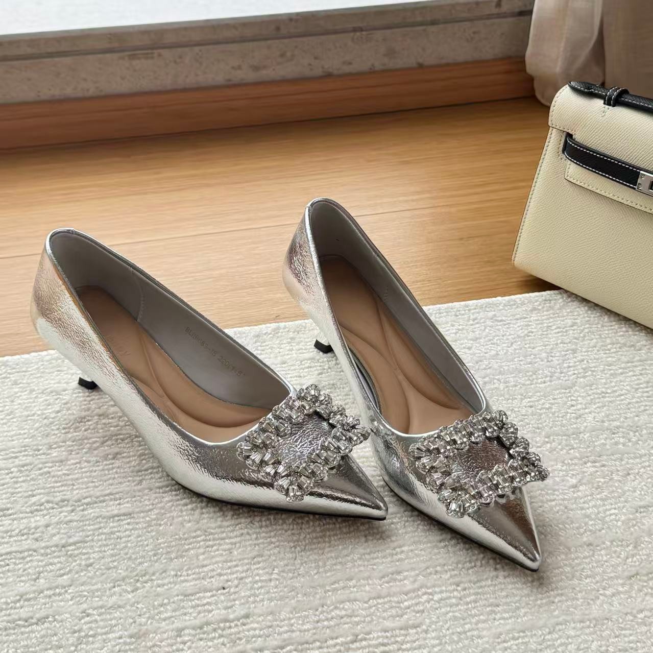 法式银色单鞋女2026新款水钻方扣细跟尖头高跟百搭气质名媛工作鞋