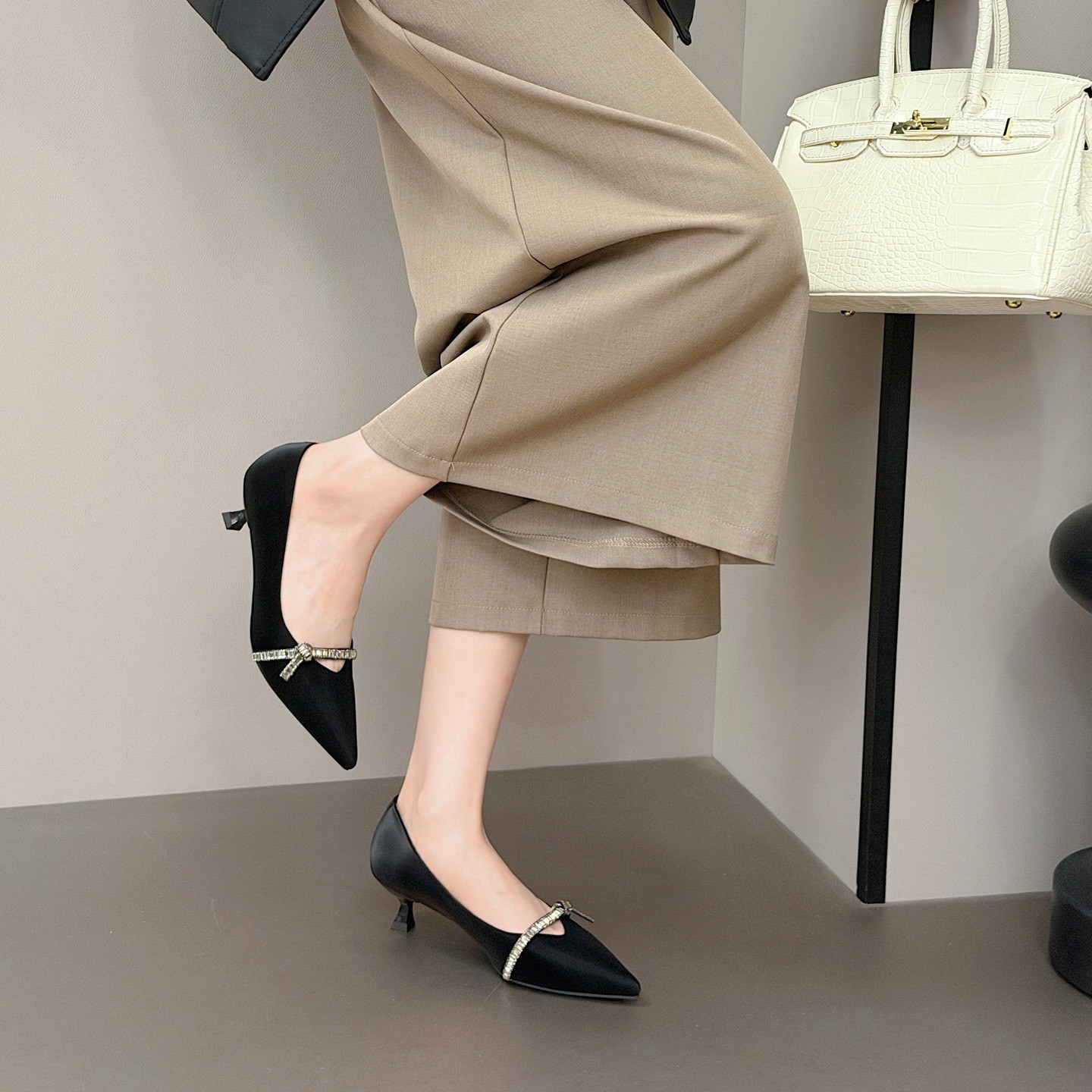 2026早春新款女鞋水钻尖头细跟法式中跟浅口单鞋高跟鞋通勤工作鞋,女鞋,浅口单鞋,淘宝优惠券,粉丝福利购,淘宝优惠卷