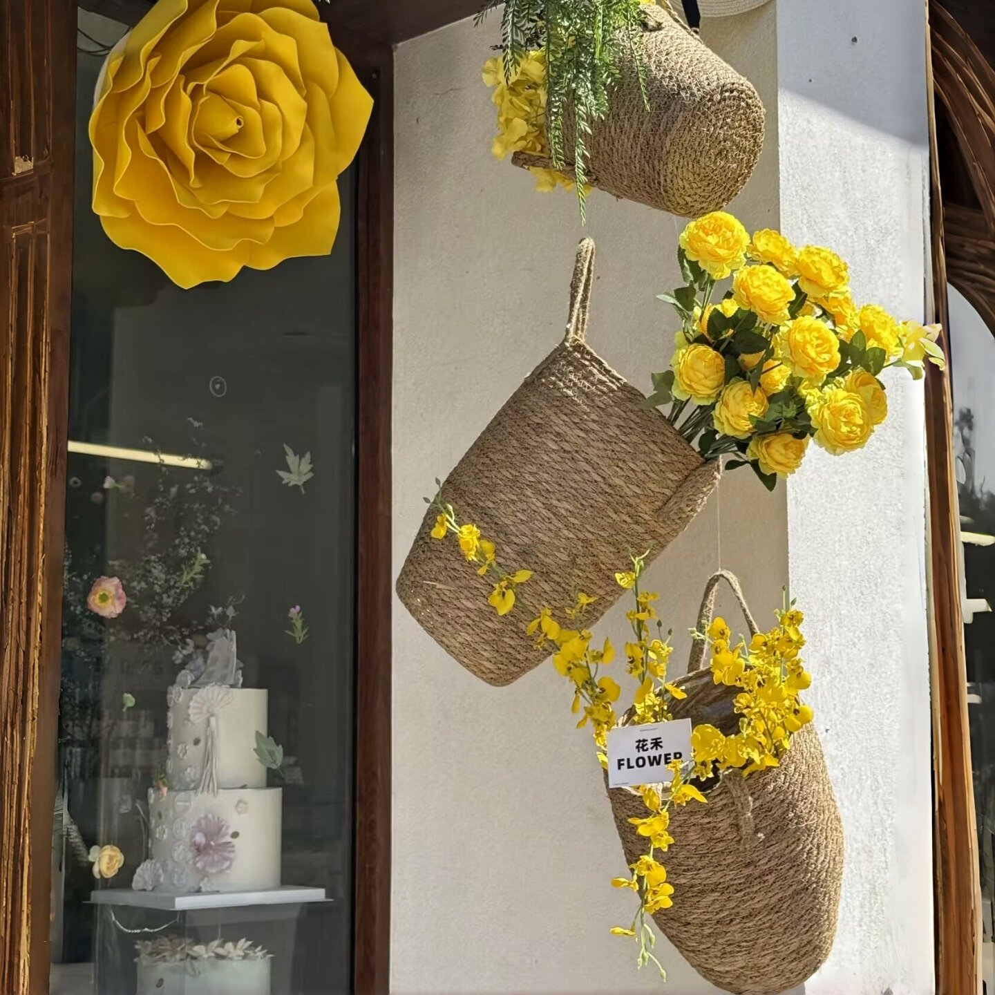 春季咖啡店墙壁挂饰仿真雏菊草编织花篮店铺门头氛围花艺装饰布置