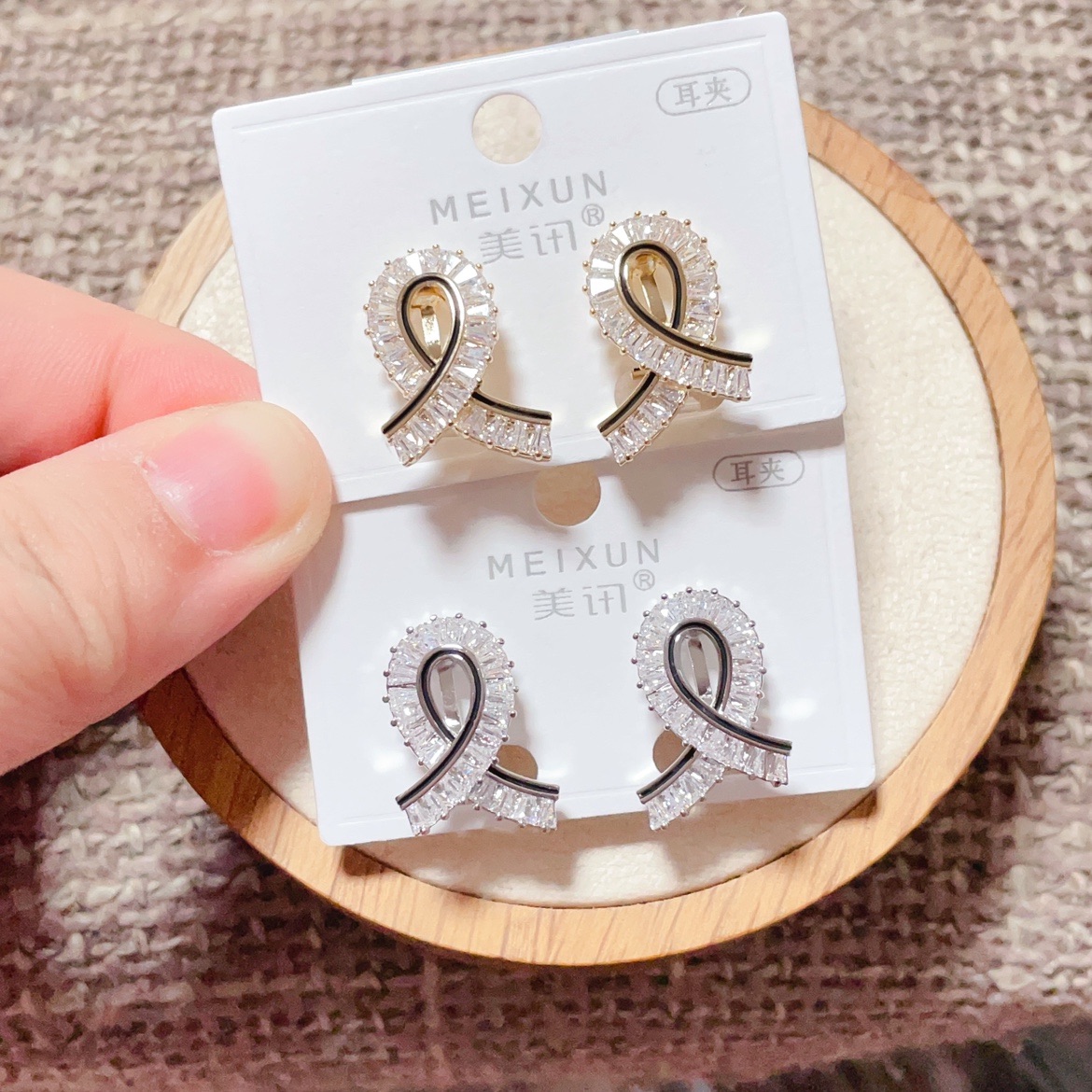 美讯耳饰新款微镶滴油丝带扣时尚耳夹女无耳洞百搭气质冷淡风