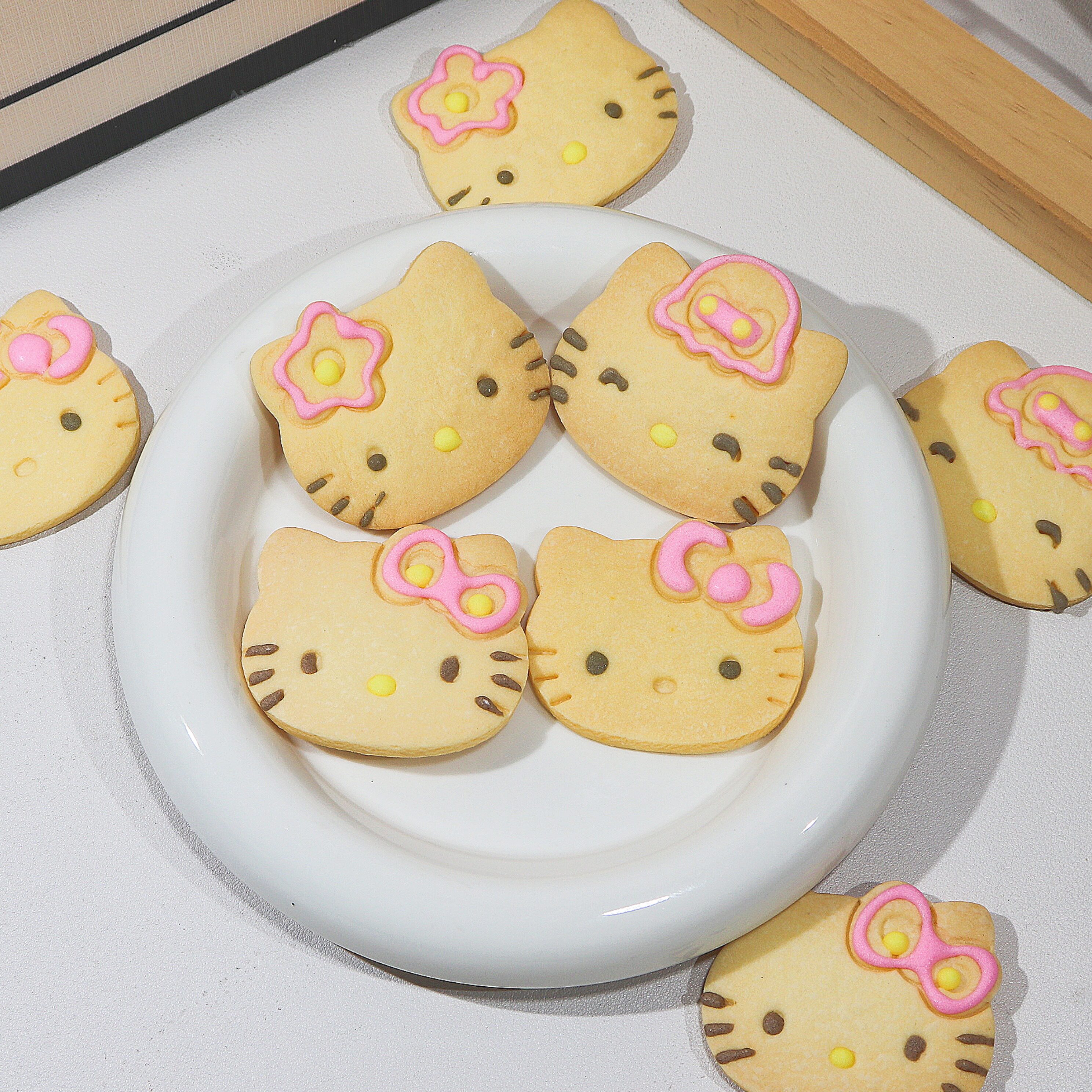 kitty猫饼干糖霜黄油曲奇手工卡通礼盒甜品零食生日儿童蛋糕装饰