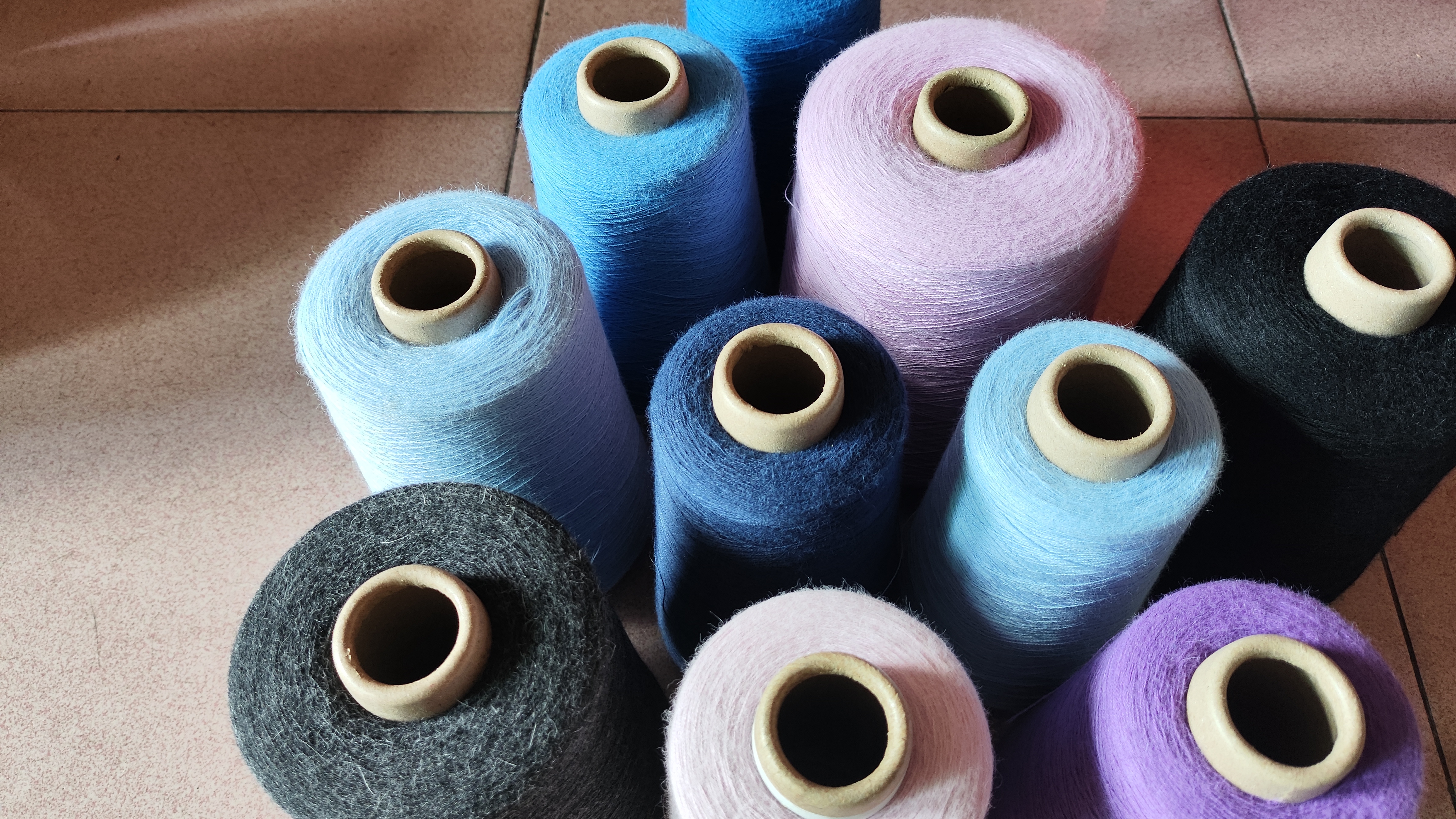 软白金之称的精纺2/60nm 100%纯兔绒纱线，柔软细腻轻盈比肩羊绒