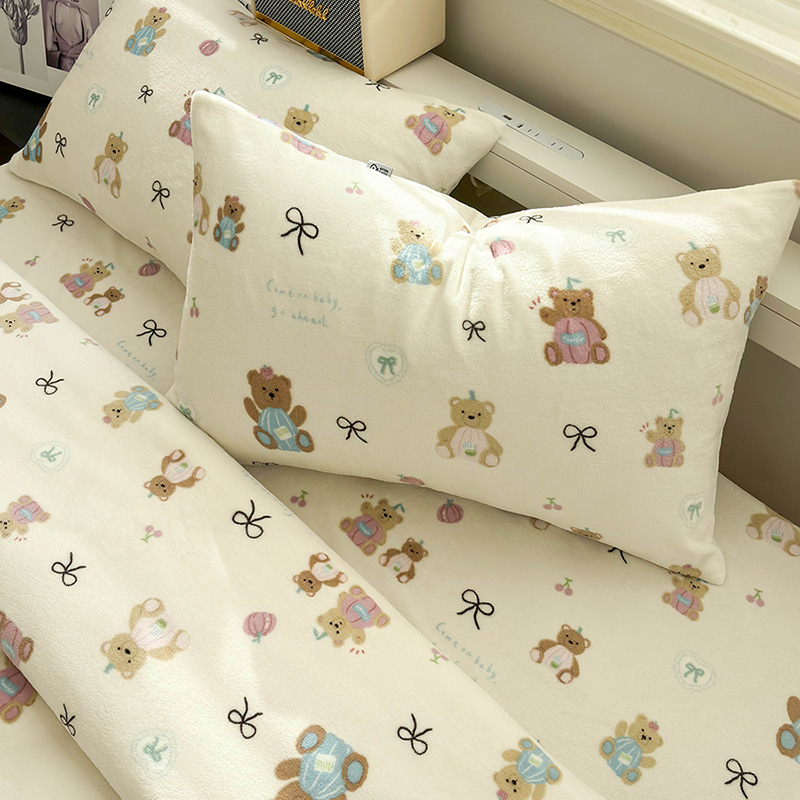 唐朝一只鱼牛奶绒小熊一家枕套