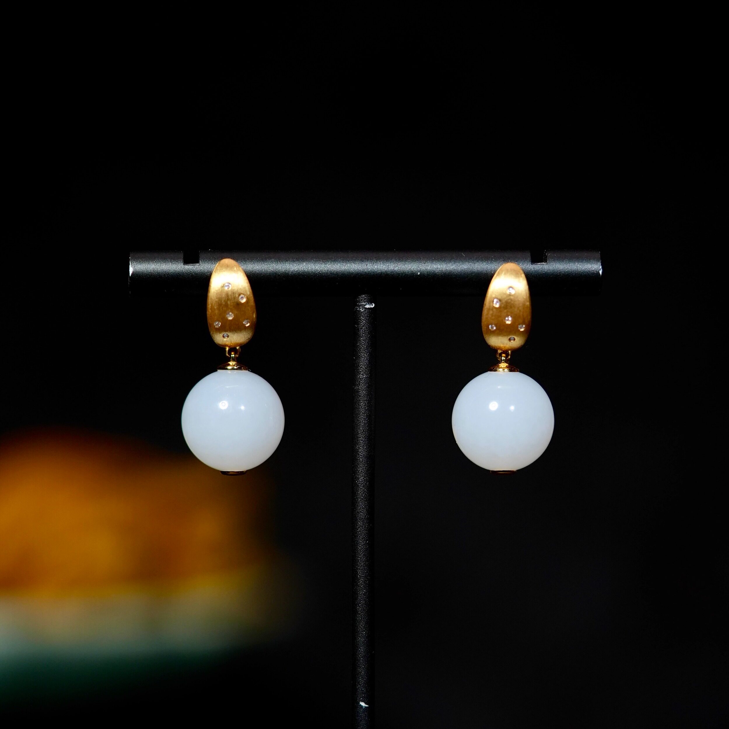 新疆和田白玉18k金拉丝镶嵌钻石耳针款卡13mm圆珠女时尚耳环耳坠