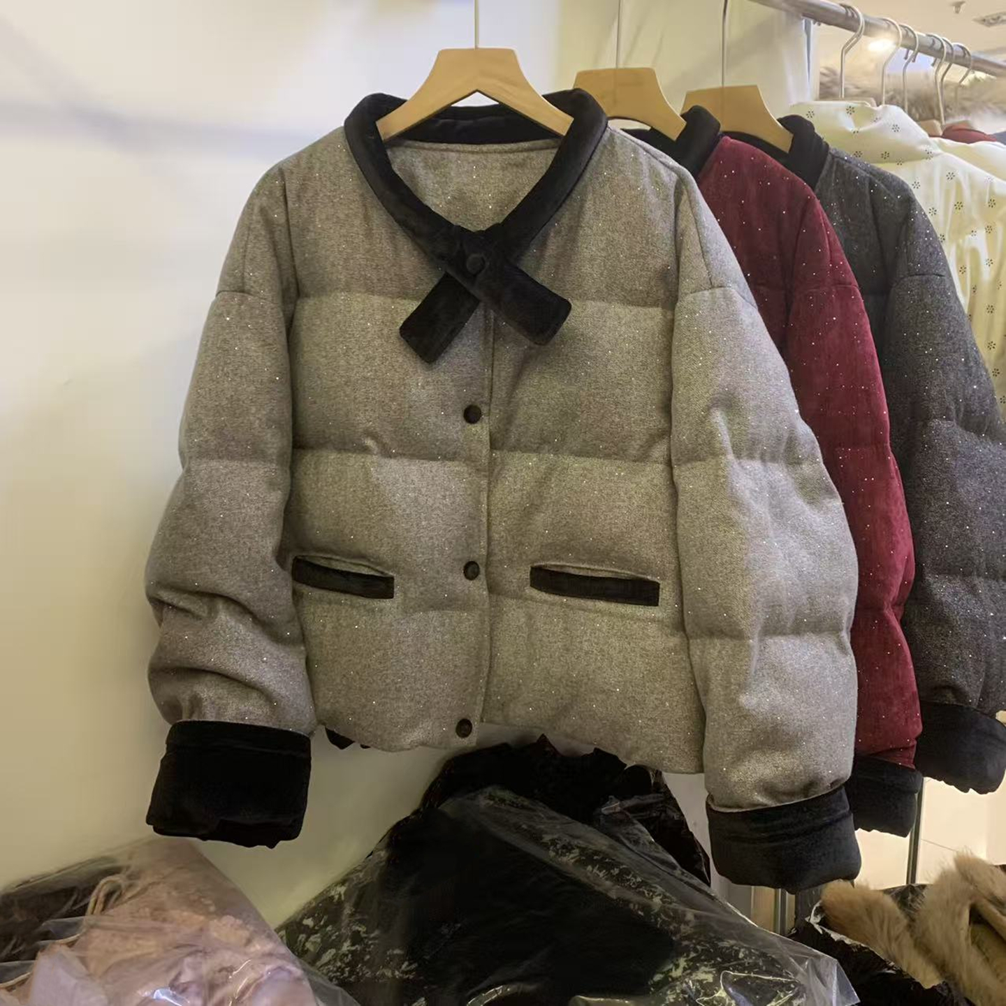 重工烫钻丝绒拼接短款羽绒服