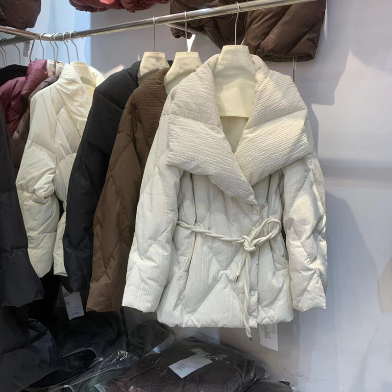 大翻领肌理感系带收腰闺蜜羽绒服