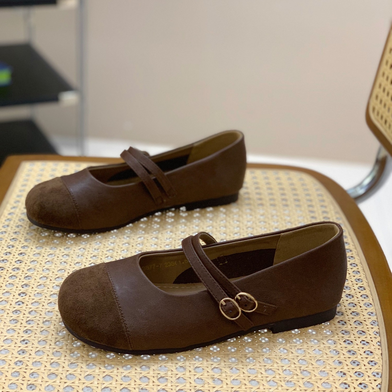 配裙子平底复古百搭显瘦玛丽珍鞋