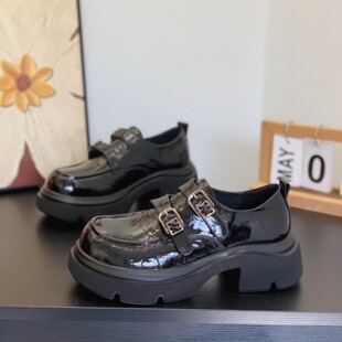 复古漆皮褶皱乐福鞋女2026春季新款魔术贴小皮鞋厚底增高显瘦单鞋