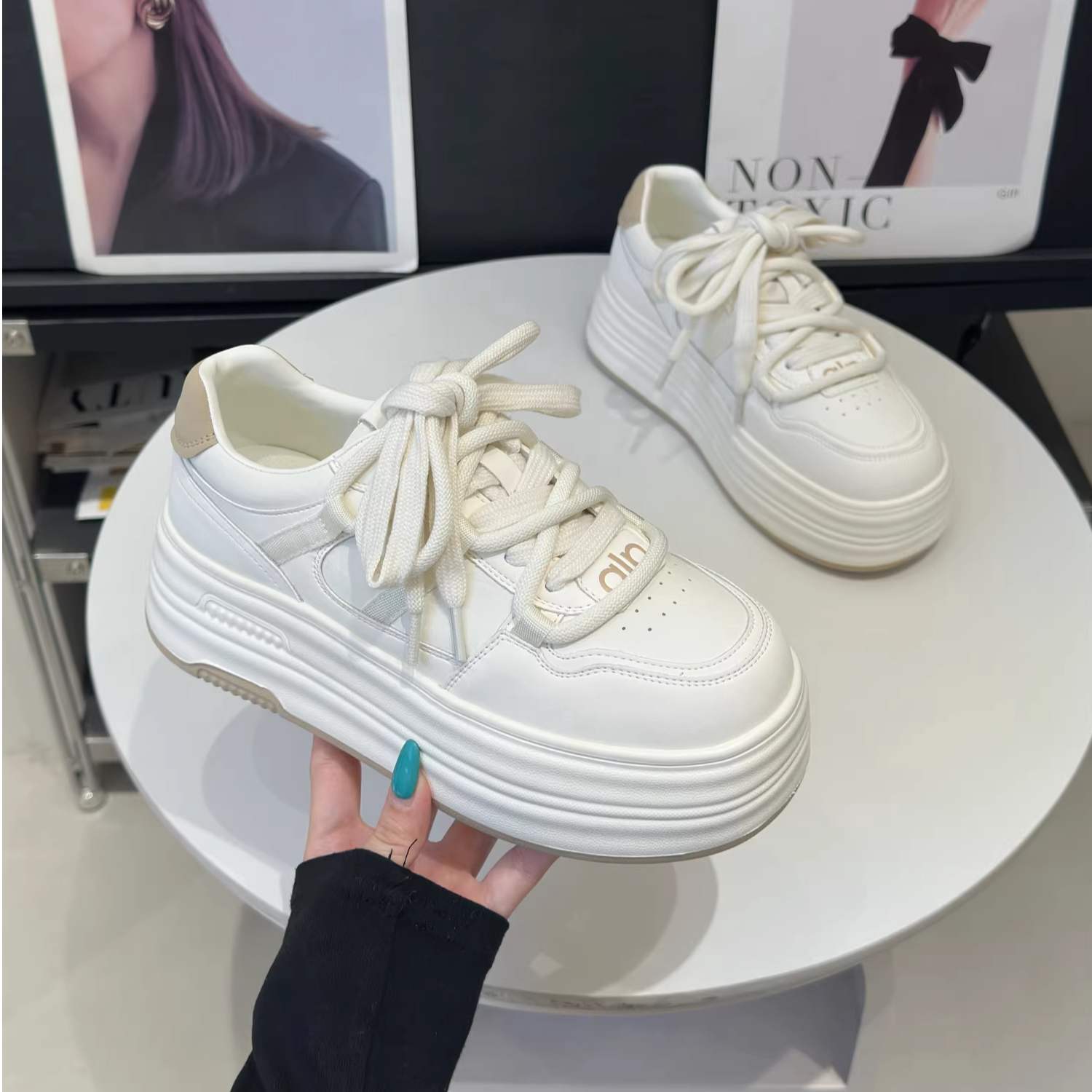 小众原创真皮小白鞋女2026春季新款超火设计感厚底增高双鞋带板鞋