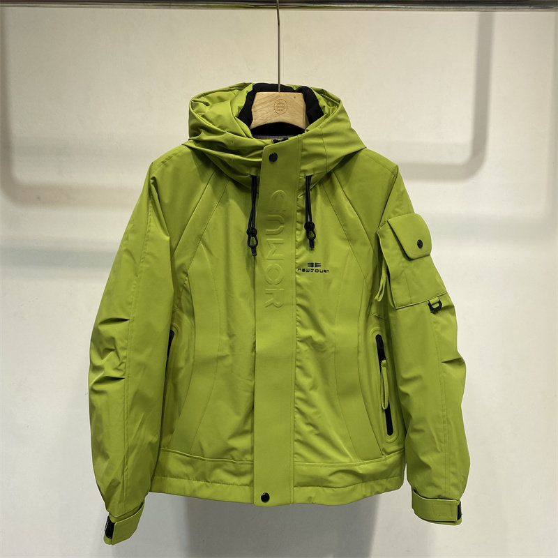 青年连帽羽绒服男户外防风防水多口袋冲锋衣外套绿色冬季新款上衣