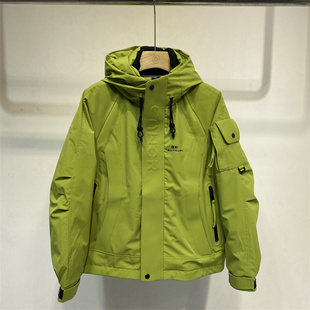 青年连帽羽绒服男户外防风防水多口袋冲锋衣外套绿色冬季新款上衣
