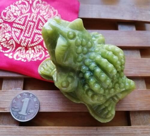 金蟾摆件儿天然玉石手工雕刻招财摆件办公桌摆件石雕