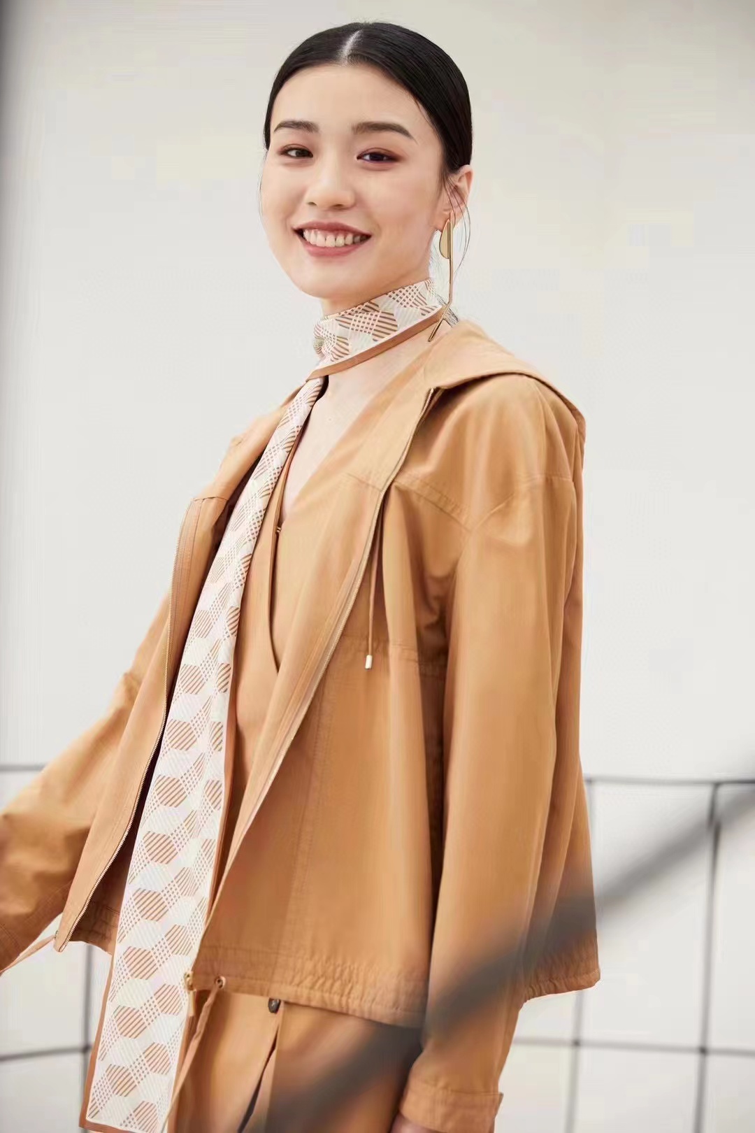 焦糖色连帽真丝短风衣