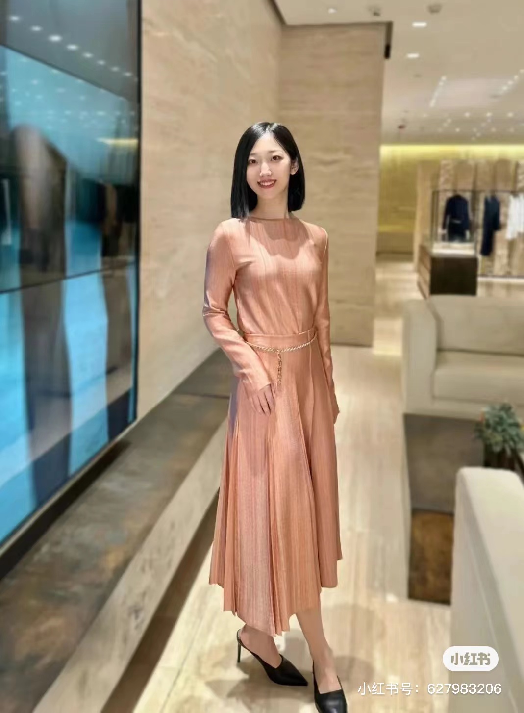 珊瑚色桑蚕丝纱线人鱼褶针织套装