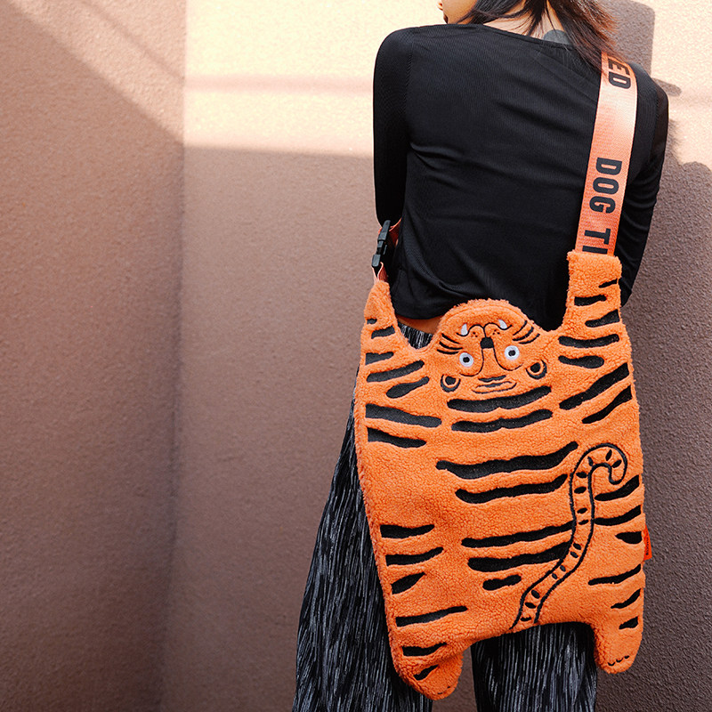 原创设计小众包包DOG TIRED可爱老虎创意茸茸冬季单肩斜挎包布包,箱包皮具/热销女包/男包,通用款女包,淘宝优惠券,粉丝福利购,淘宝优惠卷