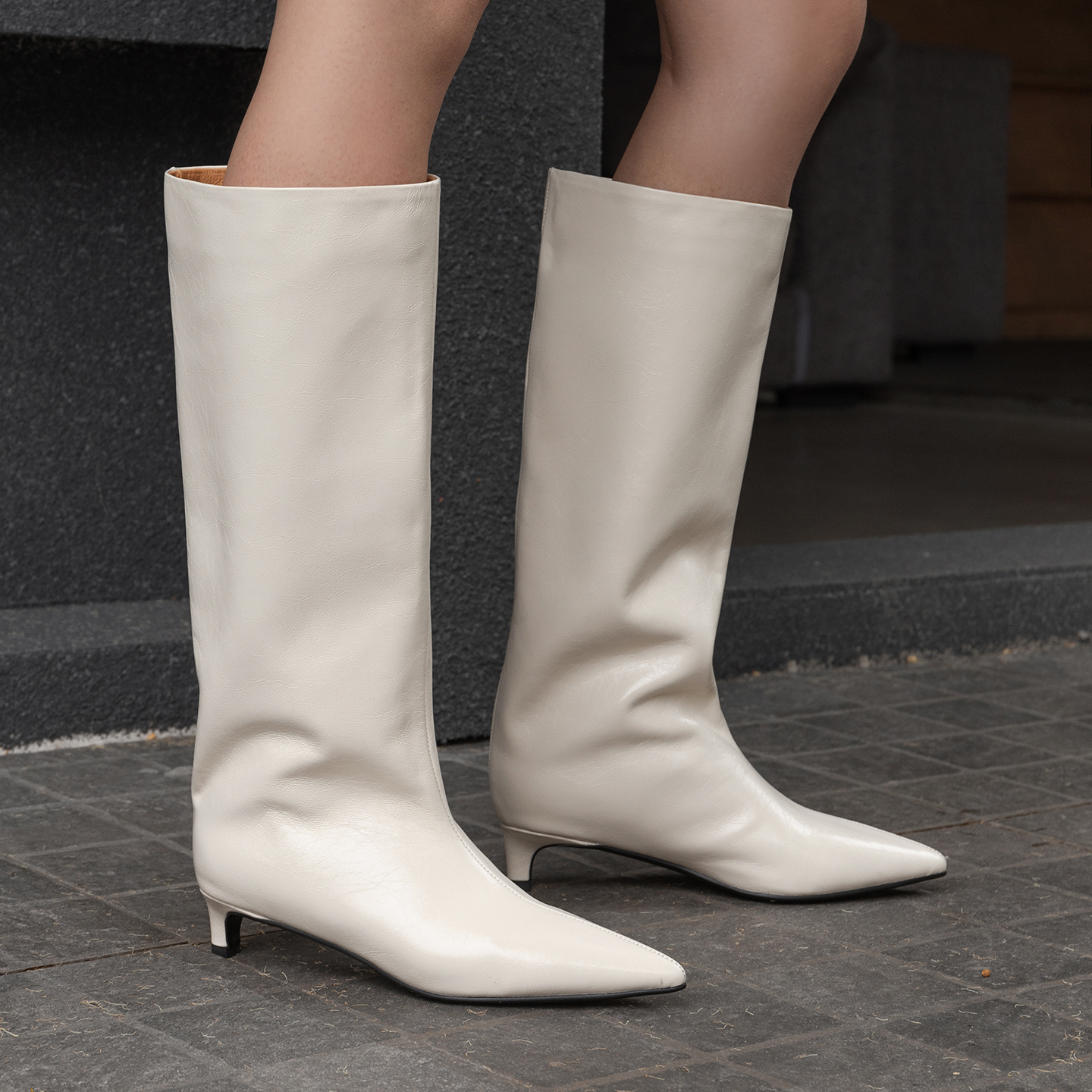 白色大筒围女靴尖头小猫跟长筒靴