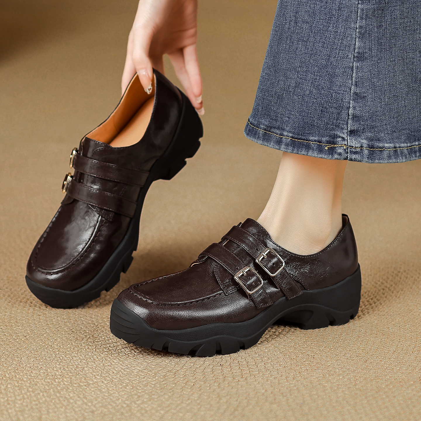 新款扣带百搭厚底增高圆头小皮鞋